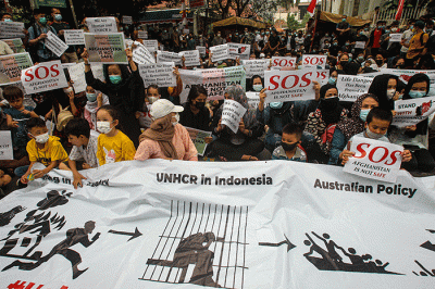 Ratusan pencari suaka asal Afghanistan menggelar aksi unjuk rasa di depan kantor UNHCR, Kebon Sirih, Jakarta Pusat, Selasa (24/8/2021).