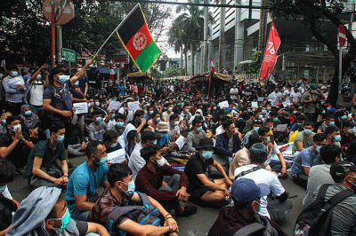 Ratusan pencari suaka asal Afghanistan menggelar aksi unjuk rasa di depan kantor UNHCR, Kebon Sirih, Jakarta Pusat, Selasa (24/8/2021).