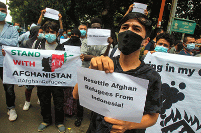 Ratusan pencari suaka asal Afghanistan menggelar aksi unjuk rasa di depan kantor UNHCR, Kebon Sirih, Jakarta Pusat, Selasa (24/8/2021).