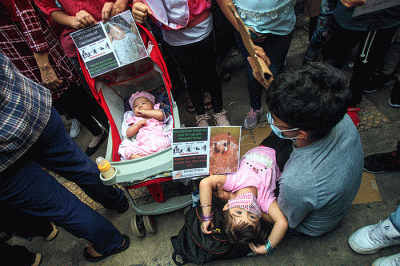 Ratusan pencari suaka asal Afghanistan menggelar aksi unjuk rasa di depan kantor UNHCR, Kebon Sirih, Jakarta Pusat, Selasa (24/8/2021).