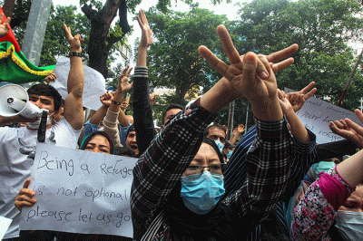 Ratusan pencari suaka asal Afghanistan menggelar aksi unjuk rasa di depan kantor UNHCR, Kebon Sirih, Jakarta Pusat, Selasa (24/8/2021).