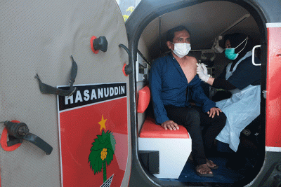 Warga mengikuti Vaksinasi di dalam armada perang tank di Markas Kodim 1408/BS Makassar, Selasa (24/8/2021).