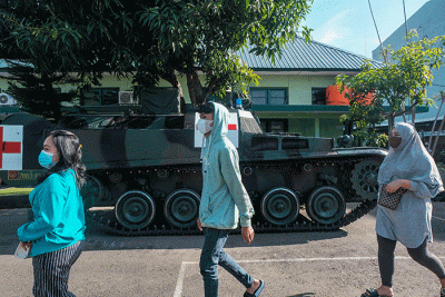 Warga mengikuti Vaksinasi di dalam armada perang tank di Markas Kodim 1408/BS Makassar, Selasa (24/8/2021).