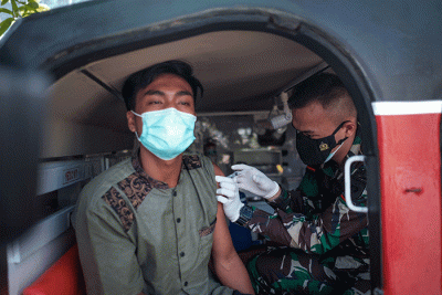 Warga mengikuti Vaksinasi di dalam armada perang tank di Markas Kodim 1408/BS Makassar, Selasa (24/8/2021).
