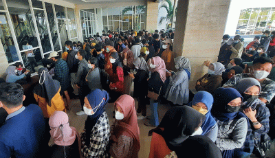 Himpunan Pengusaha Muda Indonesia (HIPMI) Sulawesi Selatan menggelar vaksinasi massal di Makassar, Sulawesi Selatan, Selasa (24/8/2021).