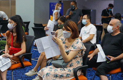 Warga Negara Asing mengikuti vaksinasi Covid-19 di Jakarta, Selasa (24/8/2021).