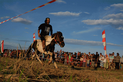 Sejumlah warga menyaksikan pacuan kuda tradisional di Kecamatan Simbang, Desa Tanete, Kabupaten Maros, Rabu (25/8/2021).