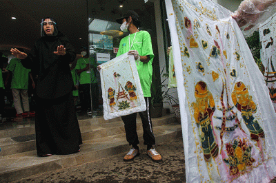 Sejumlah penyandang difabel mengikuti pelatihan kesenian Batik Betawi di Balai Pustaka, Jakarta Timur, Rabu (25/8/2021).