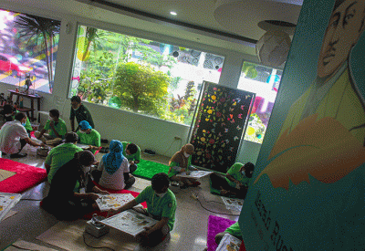 Sejumlah penyandang difabel mengikuti pelatihan kesenian Batik Betawi di Balai Pustaka, Jakarta Timur, Rabu (25/8/2021).