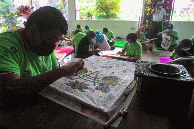 Sejumlah penyandang difabel mengikuti pelatihan kesenian Batik Betawi di Balai Pustaka, Jakarta Timur, Rabu (25/8/2021).