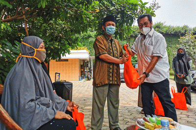 Pemberian Bansos Bagi Warga Terdampak Pandemi Covid-19 di Jakarta Selatan, Rabu (25/8/2021).