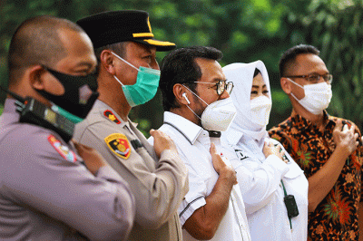 Pemberian Bansos Bagi Warga Terdampak Pandemi Covid-19 di Jakarta Selatan, Rabu (25/8/2021).