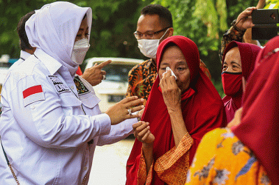 Pemberian Bansos Bagi Warga Terdampak Pandemi Covid-19 di Jakarta Selatan, Rabu (25/8/2021).