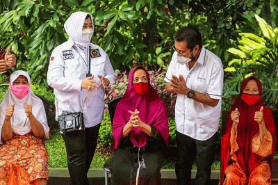 Pemberian Bansos Bagi Warga Terdampak Pandemi Covid-19 di Jakarta Selatan, Rabu (25/8/2021).