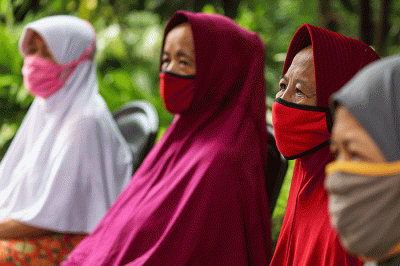 Pemberian Bansos Bagi Warga Terdampak Pandemi Covid-19 di Jakarta Selatan, Rabu (25/8/2021).