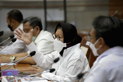 Menteri Sosial Tri Rismaharini saat mengikuti rapat kerja dengan Komisi VIII DPR di Kompleks Parlemen, Senayan, Jakarta, Rabu (25/8/2021).
