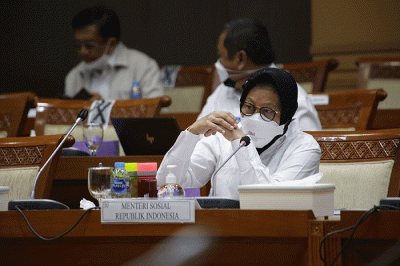 Menteri Sosial Tri Rismaharini saat mengikuti rapat kerja dengan Komisi VIII DPR di Kompleks Parlemen, Senayan, Jakarta, Rabu (25/8/2021).