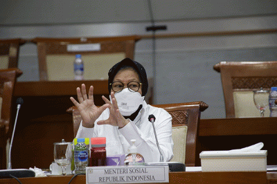 Menteri Sosial Tri Rismaharini saat mengikuti rapat kerja dengan Komisi VIII DPR di Kompleks Parlemen, Senayan, Jakarta, Rabu (25/8/2021).