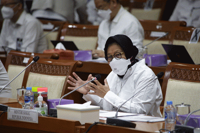 Menteri Sosial Tri Rismaharini saat mengikuti rapat kerja dengan Komisi VIII DPR di Kompleks Parlemen, Senayan, Jakarta, Rabu (25/8/2021).