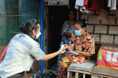Perwakilan MNC Peduli menyerahkan bantuan sembako dan perlengkapan new normal di Kampung Lio, Depok, Jawa Barat, Rabu (25/8/2021).