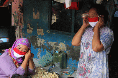 Perwakilan MNC Peduli menyerahkan bantuan sembako dan perlengkapan new normal di Kampung Lio, Depok, Jawa Barat, Rabu (25/8/2021).