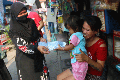 Perwakilan MNC Peduli menyerahkan bantuan sembako dan perlengkapan new normal di Kampung Lio, Depok, Jawa Barat, Rabu (25/8/2021).