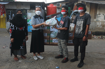 Perwakilan MNC Peduli menyerahkan bantuan sembako dan perlengkapan new normal di Kampung Lio, Depok, Jawa Barat, Rabu (25/8/2021).