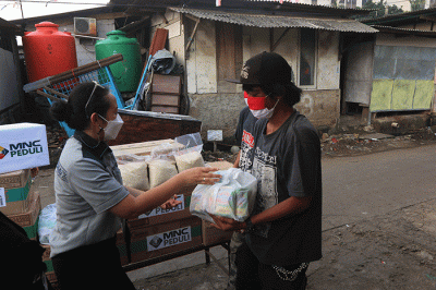 Perwakilan MNC Peduli menyerahkan bantuan sembako dan perlengkapan new normal di Kampung Lio, Depok, Jawa Barat, Rabu (25/8/2021).