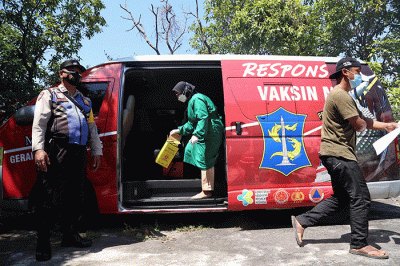 Warga mendapatkan suntikan vaksin dosis kedua di Mobil Vaksin Keliling saat berhenti di Balai RW 11 Kalirungkut Surabaya, Jawa Timur, Rabu (25/8/2021).