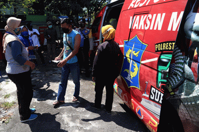 Warga mendapatkan suntikan vaksin dosis kedua di Mobil Vaksin Keliling saat berhenti di Balai RW 11 Kalirungkut Surabaya, Jawa Timur, Rabu (25/8/2021).