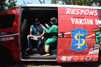 Warga mendapatkan suntikan vaksin dosis kedua di Mobil Vaksin Keliling saat berhenti di Balai RW 11 Kalirungkut Surabaya, Jawa Timur, Rabu (25/8/2021).