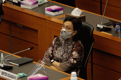 Menteri Perencanaan Pembangunan Nasional/Kepala Bappenas Suharso Monoarfa dan Menteri Keuangan Sri Mulyani mengikuti rapat kerja di Jakarta, Rabu (25/8/2021).