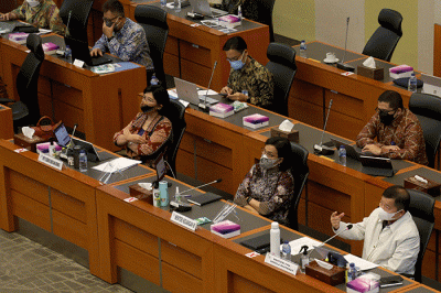 Menteri Perencanaan Pembangunan Nasional/Kepala Bappenas Suharso Monoarfa dan Menteri Keuangan Sri Mulyani mengikuti rapat kerja di Jakarta, Rabu (25/8/2021).