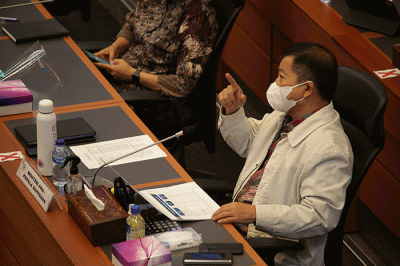 Menteri Perencanaan Pembangunan Nasional/Kepala Bappenas Suharso Monoarfa dan Menteri Keuangan Sri Mulyani mengikuti rapat kerja di Jakarta, Rabu (25/8/2021).