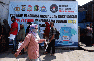 Direktorat Intelkam Polda Sulsel dan Alumni Akademi Kepolisian 1994 menggelar vaksinasi massal dan bakti sosial di TPI Paotere Makassar, Rabu (25/8/2021).