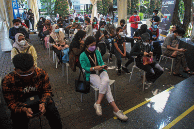 IDXChannel - Petugas menyuntikan vaksin Covid-19 kepada warga di Gedung HighEnd, MNC Center, Kebon Sirih, Jakarta Pusat, Rabu (25/8/2021).