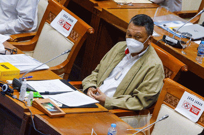 Menteri ESDM Arifin Tasrif mengikuti rapat kerja dengan Komisi VII DPR di Kompleks Parlemen, Senayan, Jakarta, Kamis (26/8/2021).