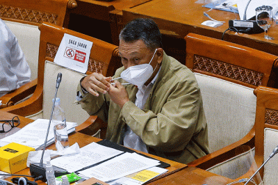 Menteri ESDM Arifin Tasrif mengikuti rapat kerja dengan Komisi VII DPR di Kompleks Parlemen, Senayan, Jakarta, Kamis (26/8/2021).