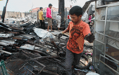 Warga mencari sisa-sisa barang miliknya yang masih bisa diselamatkan dari kebakaran di kawasan Pondok Gede, Kota Bekasi, Jawa Barat, Kamis (26/8/2021).