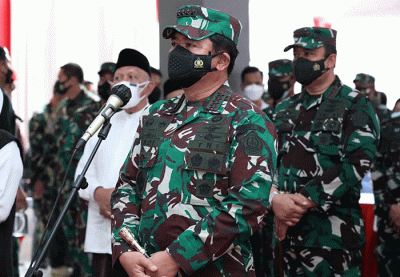 Panglima TNI Marsekal TNI Hadi Tjahjanto saat meninjau serbuan vaksinasi di Pondok Pesantren Tebuireng, Jombang, Jawa Timur, Rabu (25/8/2021).
