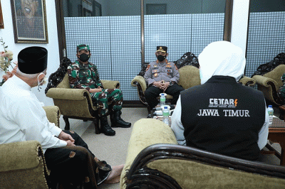 Panglima TNI Marsekal TNI Hadi Tjahjanto saat meninjau serbuan vaksinasi di Pondok Pesantren Tebuireng, Jombang, Jawa Timur, Rabu (25/8/2021).