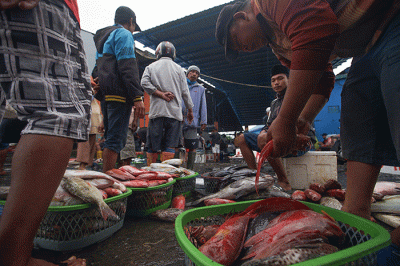Suasana aktivitas jual beli ikan di Tempat Pelelangan Ikan Potere, Makassar, Kamis (26/8/2021).
