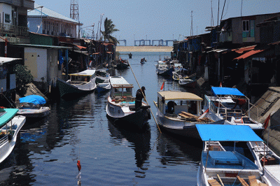 Suasana aktivitas jual beli ikan di Tempat Pelelangan Ikan Potere, Makassar, Kamis (26/8/2021).
