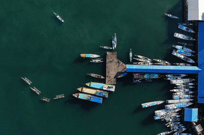 Suasana aktivitas jual beli ikan di Tempat Pelelangan Ikan Potere, Makassar, Kamis (26/8/2021).