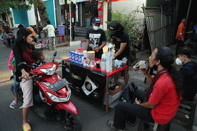 Rock Star Surabaya, Muhammad Maulana Amrullah meracik kopi kekinian di lapak sederhananya di pinggir Jalan Demak Surabaya, Jawa Timur, Kamis (26/8/2021).