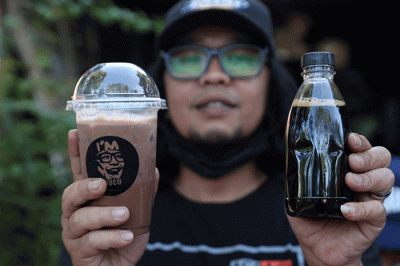 Rock Star Surabaya, Muhammad Maulana Amrullah meracik kopi kekinian di lapak sederhananya di pinggir Jalan Demak Surabaya, Jawa Timur, Kamis (26/8/2021).