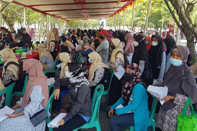 Suasana pelaksanaan hari kedua serbuan vaksin Covid-19 yang dihelat oleh Koarmada II di Stadion Trisanja Slawi, Tegal, Jawa Tengah, Kamis (26/8/2021).