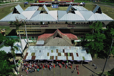Suasana pelaksanaan hari kedua serbuan vaksin Covid-19 yang dihelat oleh Koarmada II di Stadion Trisanja Slawi, Tegal, Jawa Tengah, Kamis (26/8/2021).