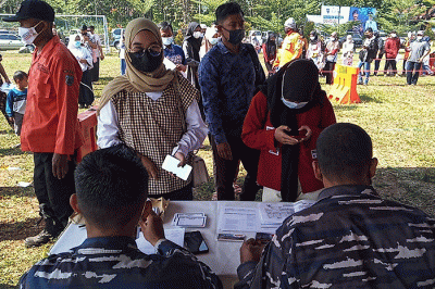 Suasana pelaksanaan hari kedua serbuan vaksin Covid-19 yang dihelat oleh Koarmada II di Stadion Trisanja Slawi, Tegal, Jawa Tengah, Kamis (26/8/2021).