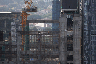Pekerja menyelesaikan pembangunan gedung bertingkat di Jakarta, Jumat (27/8/2021).